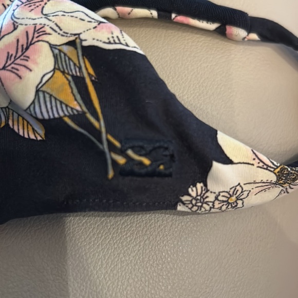 Billabong Floral Bikini Top no tag but fits like a small - Picture 6 of 6